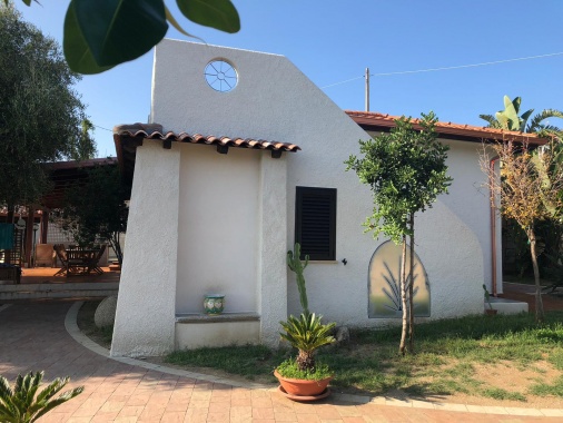 Classic Italian Villa | 3 Bed 2 Bath | Old Style Design 300m BEACH